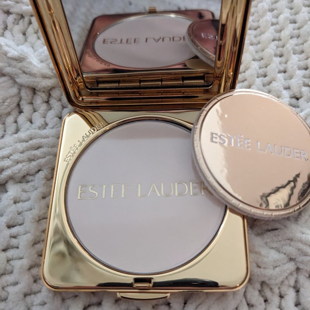 ❄️Winter Sale❄️Estee Lauder Gold Compact with Silver Accents - Picture 2 of 3